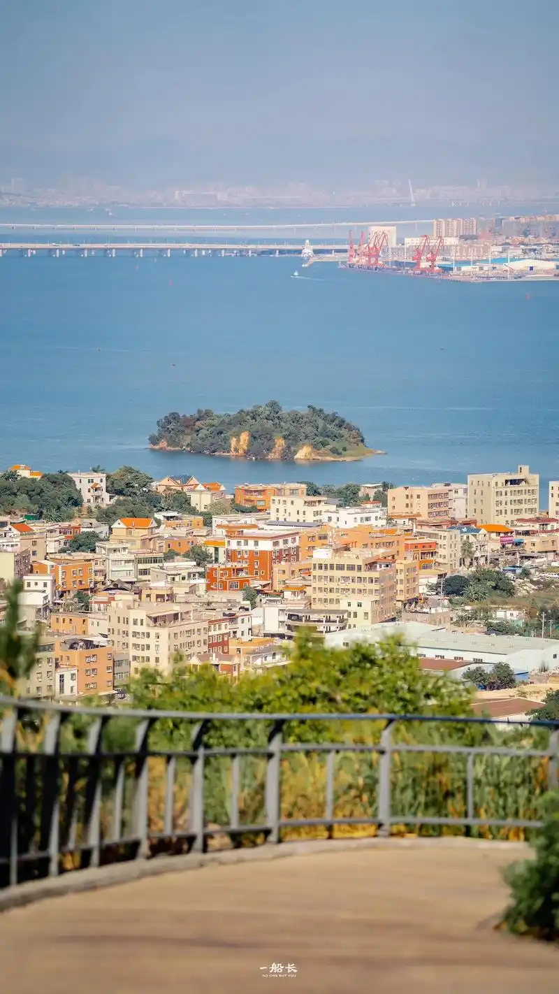 在厦门大屏山郊野公园俯瞰山海全景