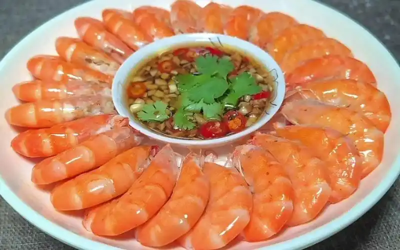 白灼虾是冷水下锅还是热水?很多人都搞不清楚,大厨教你正确做法