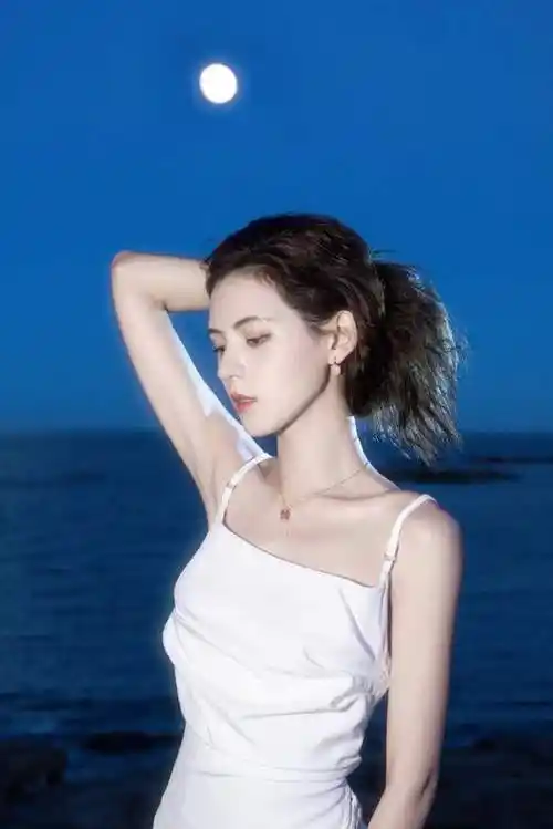 张予曦超级写真展示锁骨魅力