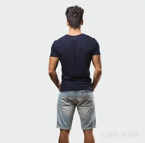 年轻英俊的男人站在显示回来, 摆姿势和等待, 回头看