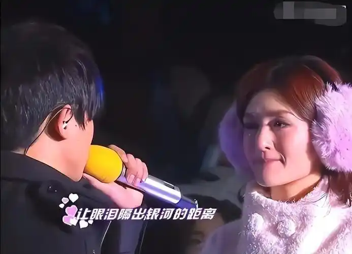 张杰谢娜带仨娃游迪士尼模范夫妻超恩爱十指紧扣如热恋情侣