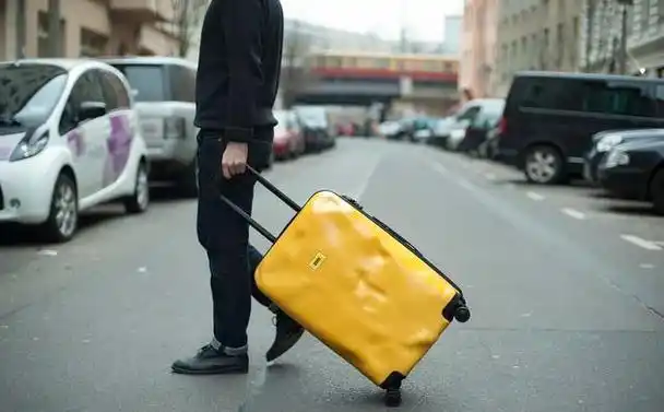 背包不是比行李箱更方便?外国人发问为何中国人更喜欢拖箱子?