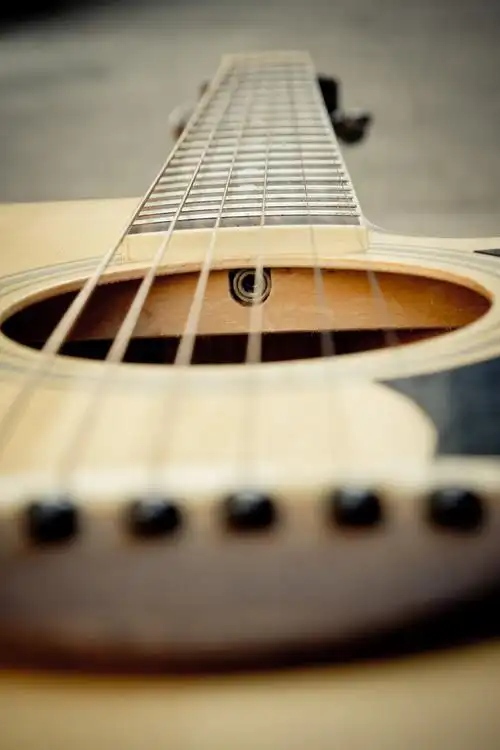 吉他特写,宏击落与浅景深的民谣吉他 fretboard