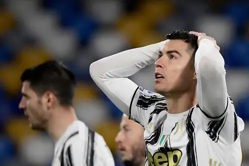 高清图:c罗双手抱头一脸惆怅 那不勒斯群魔乱舞