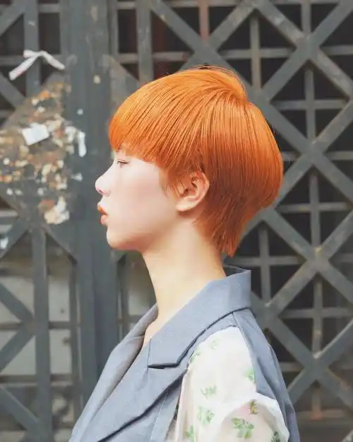 盖盖头的刘海和脑后的立体短发,让他的脑袋看起来更加年轻有型.