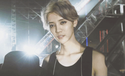 鹿晗分享171021名品锁骨诱惑满满屏幕已脏