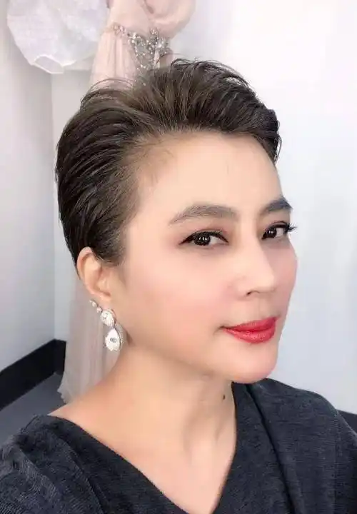 54岁"玉兔精"李玲玉近照大曝光,二婚嫁外国富豪,儿子