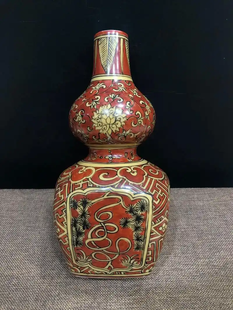 明代红底开窗松竹纹葫芦瓶.