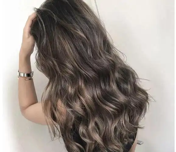 蓬松中长卷发发型?