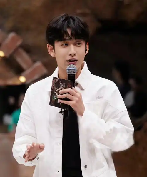 齐思钧个人资料(签约6年成"何炅接班人"?)-韩剧网-最新韩剧资讯网