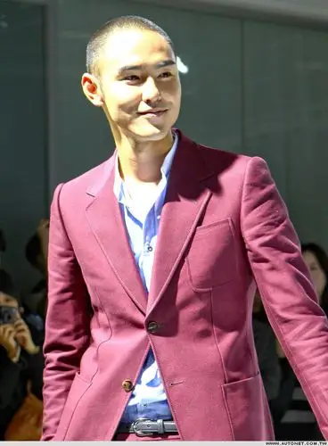 「audi品牌大使」阮经天,以一头帅气短发造型搭配俐落的精品西装亮相.