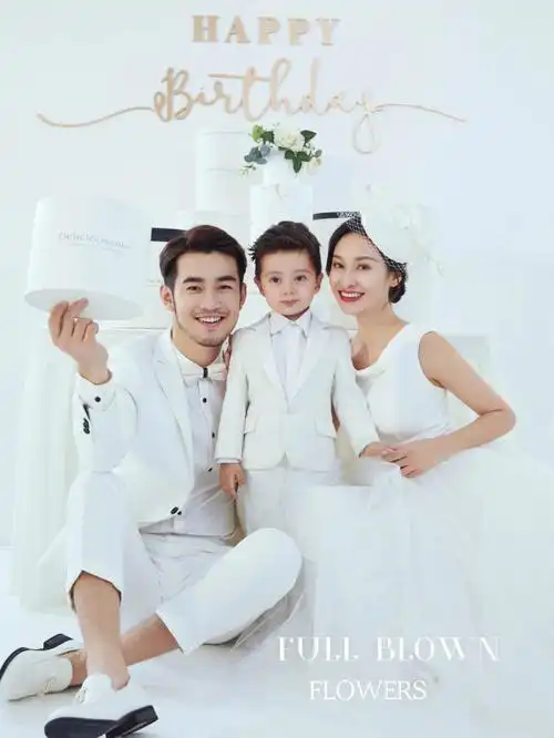 宝宝周岁照全家福西式亲子照