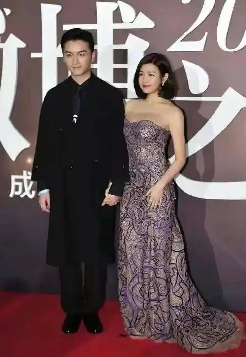 陈妍希罕见与老公陈晓亮相,穿抹胸裙像女王,小4岁的他像小跟班_黑色