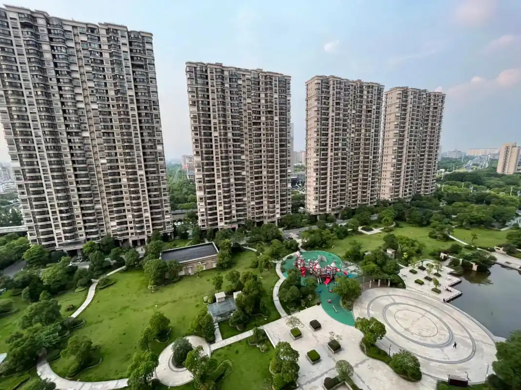 靖江百米楼间距品质小区.今日特价好房推荐:碧桂园一期96平, - 抖音