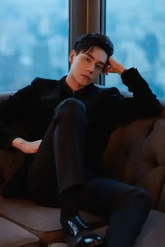 胡一天纯黑西装沉稳帅气写真图片