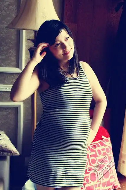 自己在家拍的大肚照同样美美的孕29周