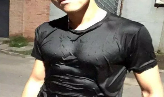 邓超晒腹肌,为拍戏两月增肥20斤又瘦40斤, 亲自曝光原因,究竟为何?