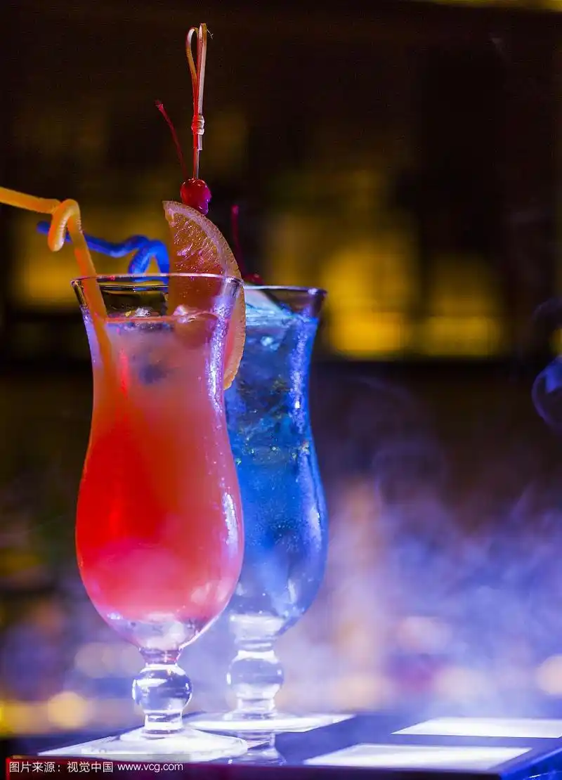 吧台上的鸡尾酒