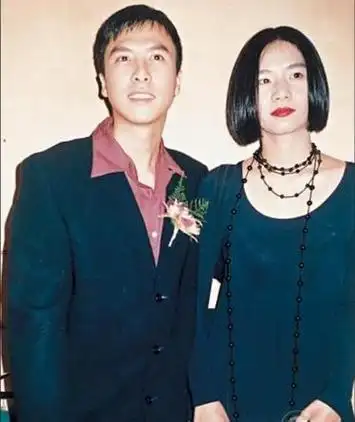 甄子丹与前妻甄文焯的母亲叫梁静慈,与甄子丹结婚后,便回归家庭相夫