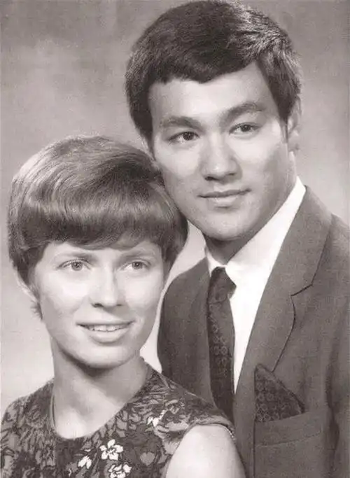 李小龙妻女近况,李香凝平庸安稳,妻子与三婚丈夫恩爱30年未生育