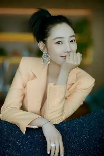 零度以下白百何也敢全身上下只穿一件西装,难怪冻到腿都拧在一起