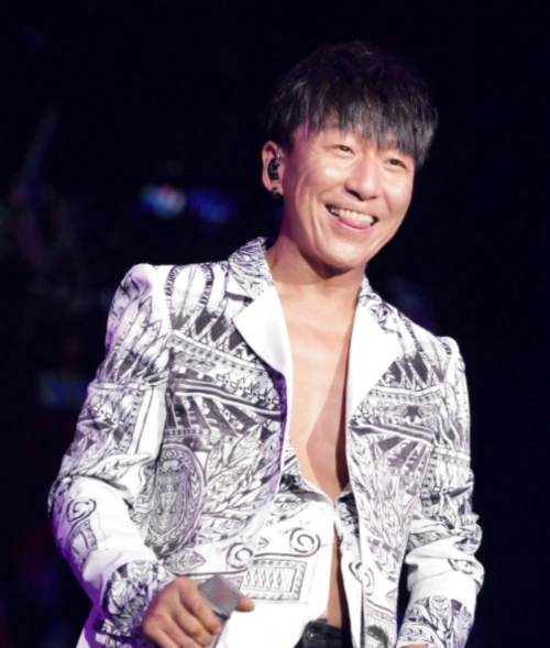 已调整好生活状态?事件后陈羽凡现身公司,与友人开心聊天