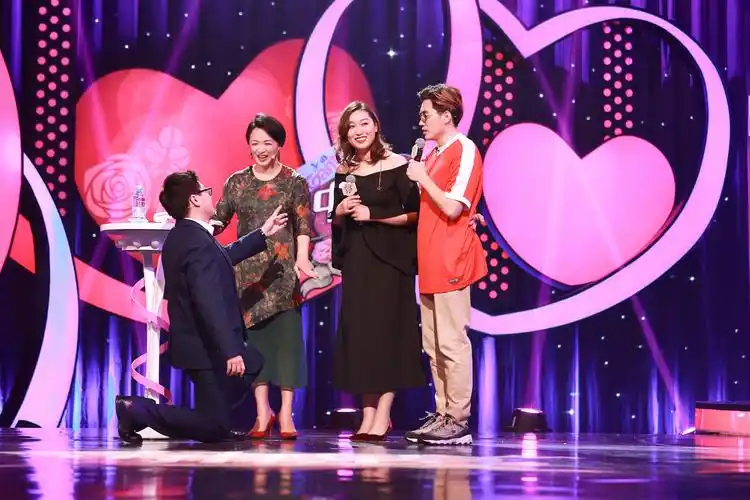 很真实地反映出了当下的社会生活,所以许多观众对节目的"相亲"功能