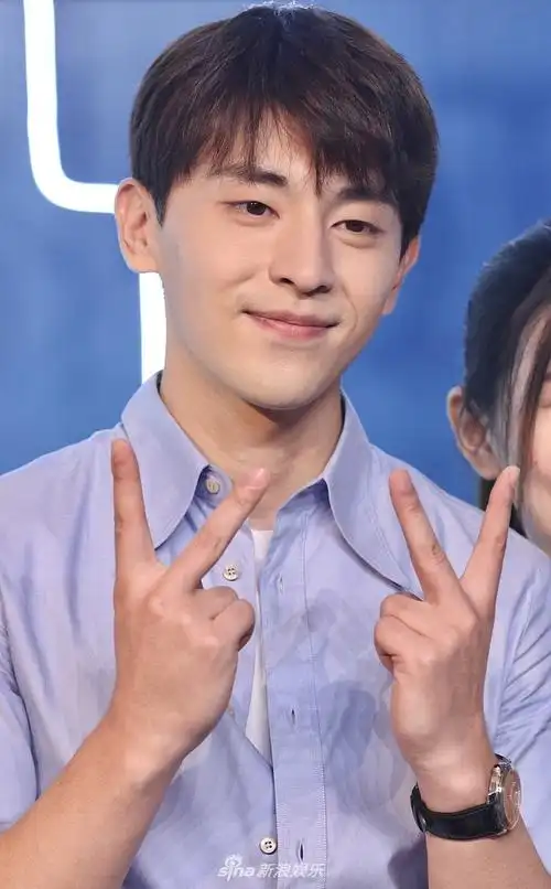 邓伦穿衬衫长裤变校园学长 比心卖萌微笑满满治愈力