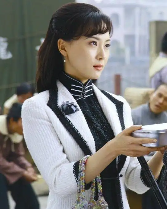 你是《新上海滩》中风情万种,善良多情的交际花"方