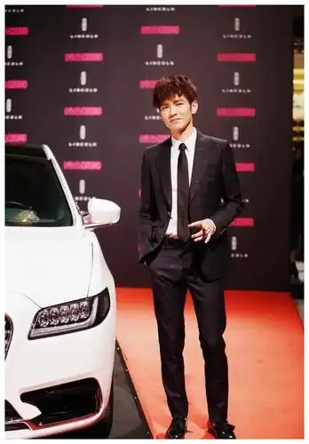 年度最美人物钟汉良这是逆生长啊还和昔日cp两大美女合