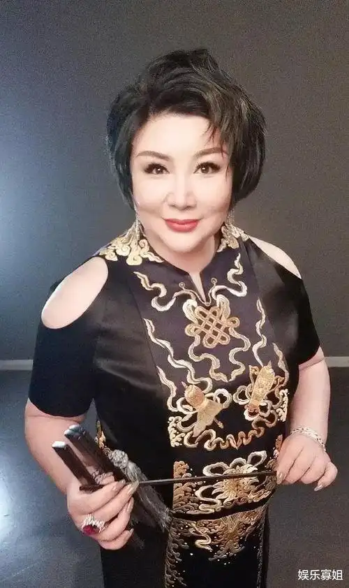 虽然身材比较饱满,但我们依旧可以看出王惠在京韵大鼓领域的成就