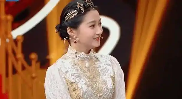 原创关晓彤给自己取英文名故意用偶像名字听到叫啥鹿晗不吃醋