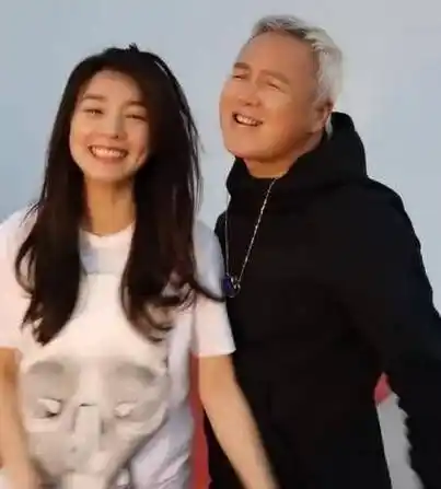 原创张庭自称刚起床纯素颜49岁的脸嫩得不真实林瑞阳有福气