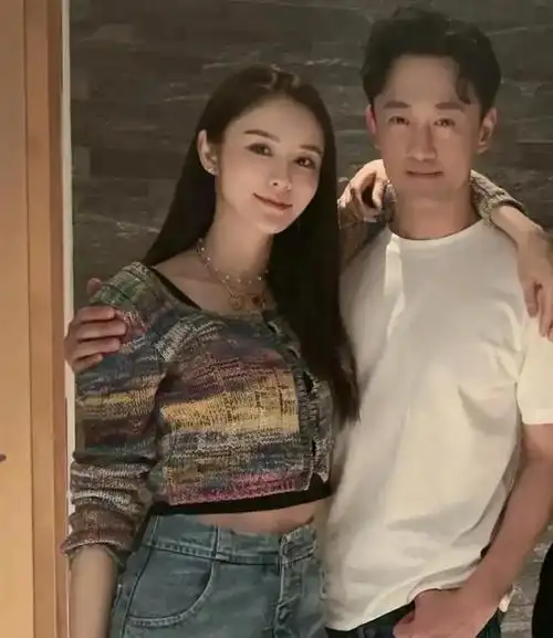 张馨月和老公看电影,林峯手捧爆米花太温柔,合影搂着老婆秀恩爱|林峰