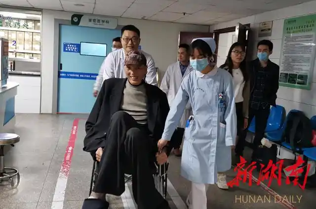 世界巨人 中华奇人——黄长求 慕名来到溆浦县中医院医疗保健