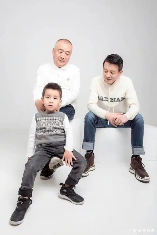 槿汐姑姑晒全家福,儿子高颜值惹关注,丈夫意外暴露豪宅