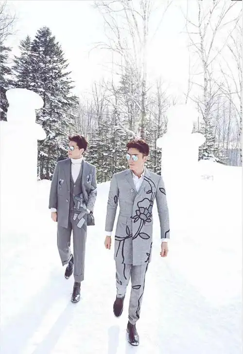 雪中上演"冬季恋歌"】胡歌霍建华为《时尚芭莎》拍摄的一组封面大片