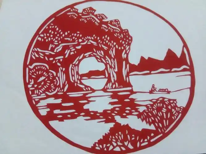艺术家在剪纸创作中巧妙地引入国画元素创造出山水风景类剪纸作品既