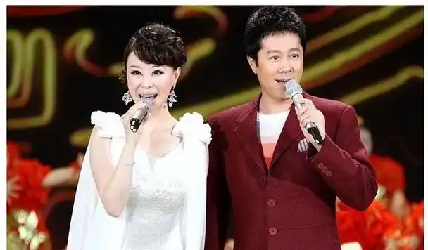 蔡国庆被秦娟追求8年,终究是被真心打动了,婚后又为他生两儿