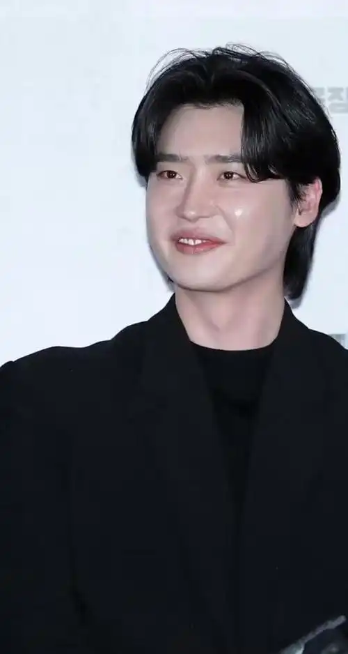 李钟硕被发型遮挡的颜值(李钟硕以前明明很帅)(4)