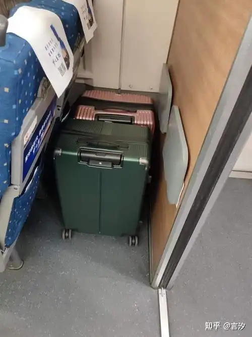 请问一个26寸行李箱和一个28寸行李箱能上高铁吗?(学生党第一次坐)?