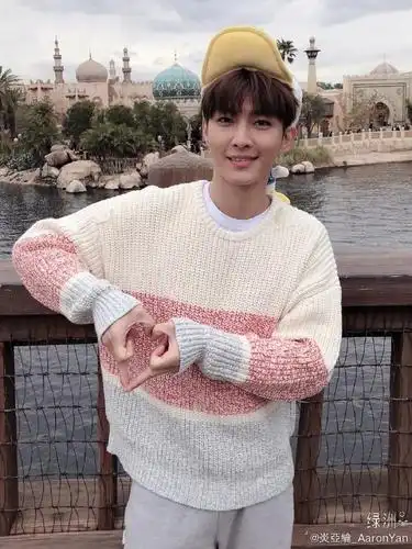 炎亚纶戴唐老鸭帽花式比心 摆搞怪pose笑容超治愈