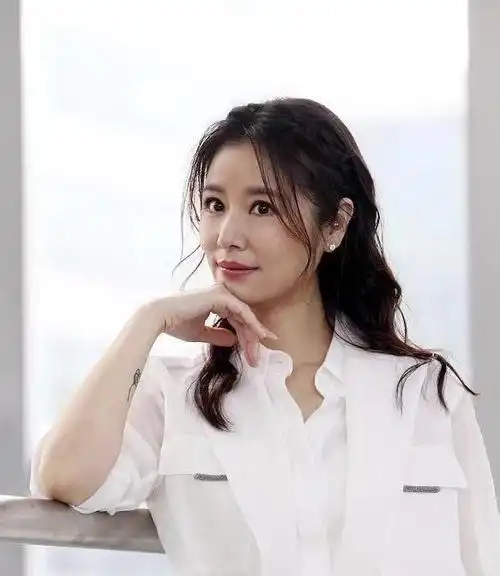 林心如新照老态毕露,自曝工作到心脏衰竭,霍建华带娃2年没戏拍