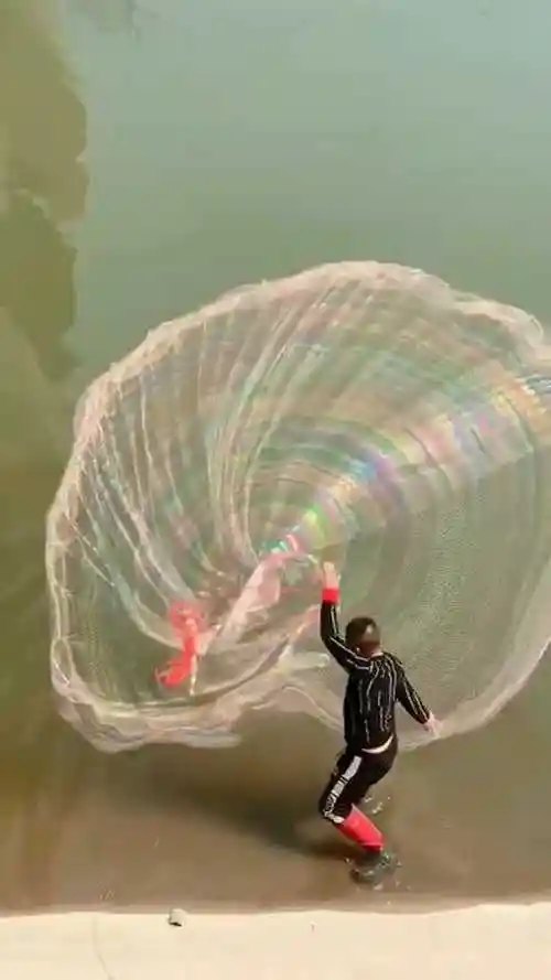 河边网鱼锻炼身体能不能上鱼不重要只要渔网撒的圆就够了