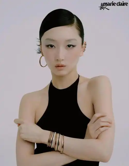 周冬雨登《嘉人》四月封面,穿透视薄纱性感妩媚,独特造型被吐槽|时尚