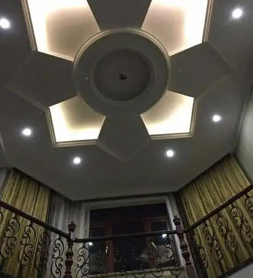 客厅的天花板,这吊顶华丽吧,造价不菲哦!