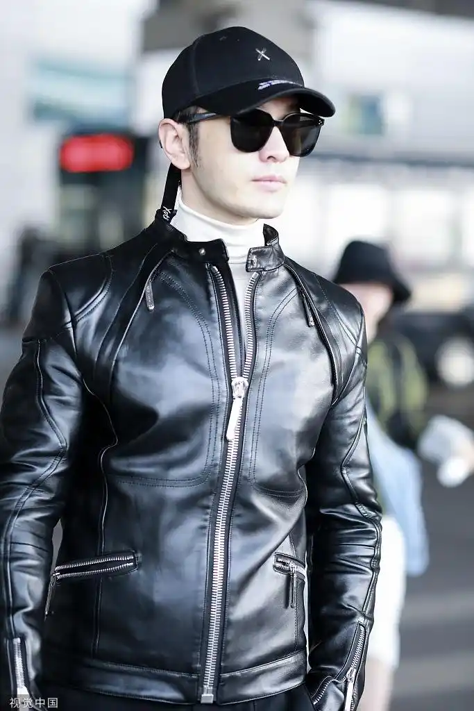 组图:黄晓明穿皮衣架黑超装扮酷帅 插兜疾走带风气场开挂