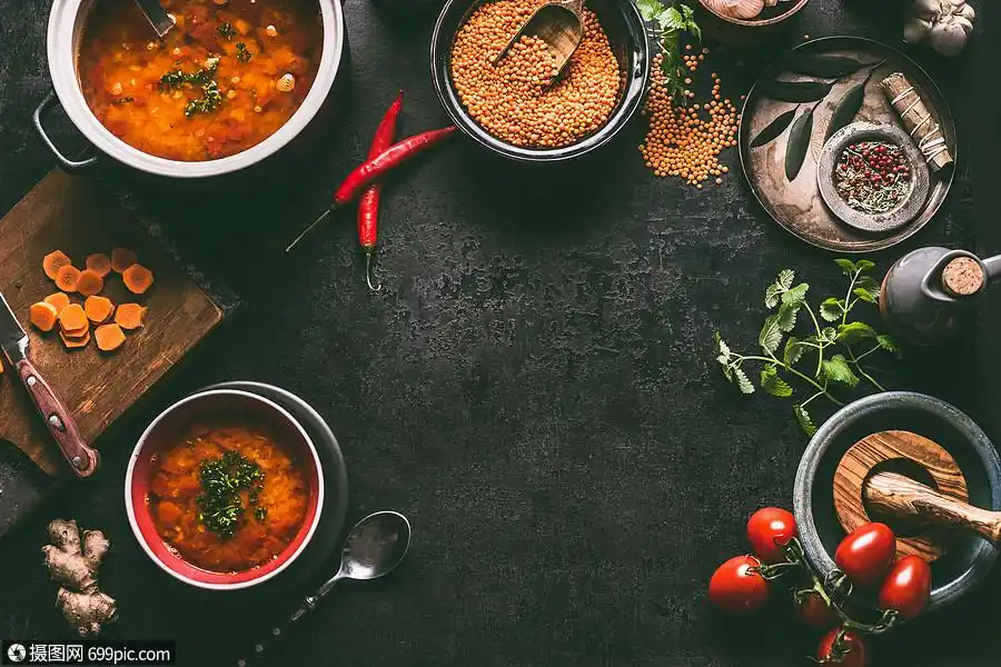 扁豆菜肴食品背景扁豆汤与烹饪原料黑暗的乡村厨房桌子背景,顶部视图