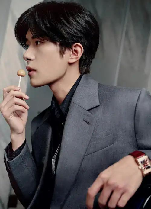 易烊千玺在儿童节穿着西装吃棒棒糖,一种反差幽默感!