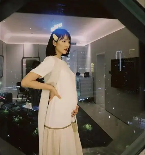 李亚男最新孕照曝光孕期过半状态完美撑腰抚肚母爱爆棚